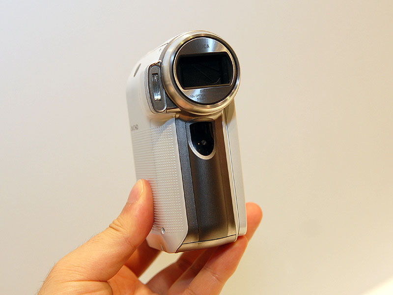 Illustration for article titled Panasonic HDC-SD7 is Now World's Smallest HD Camcorder